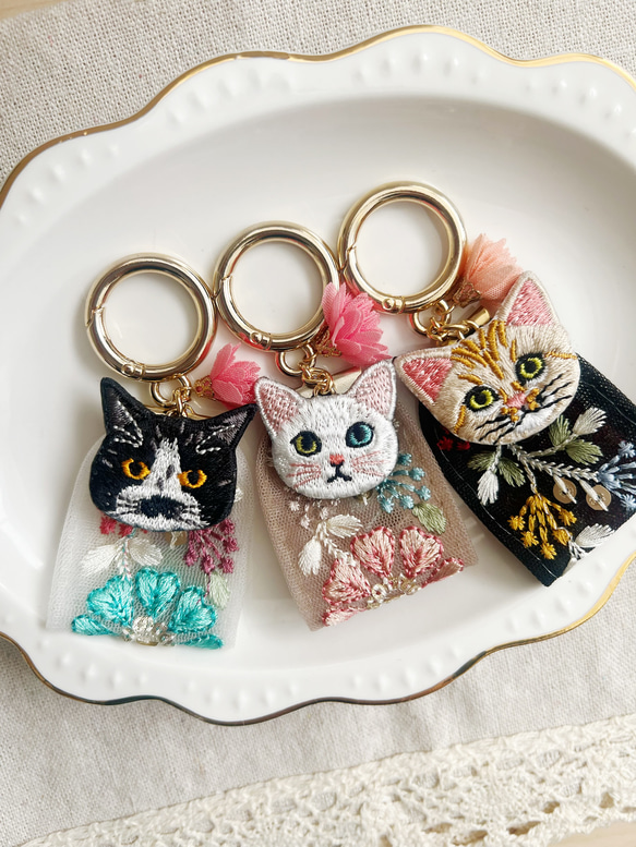 人気♡お花のインド刺繍リボンと猫さん刺繍のキーリング 9枚目の画像