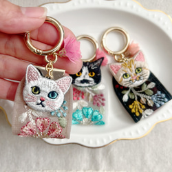人気♡お花のインド刺繍リボンと猫さん刺繍のキーリング 5枚目の画像