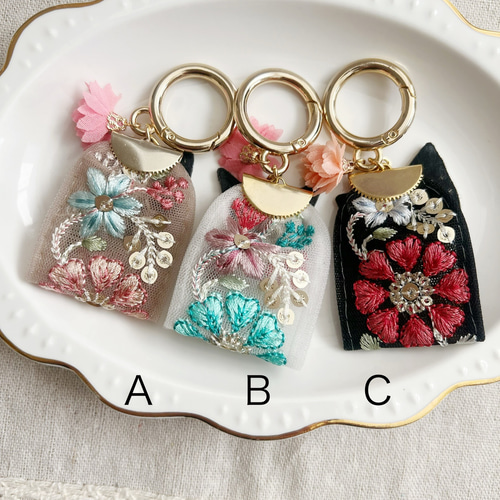 人気♡お花のインド刺繍リボンと猫さん刺繍のキーリング その他