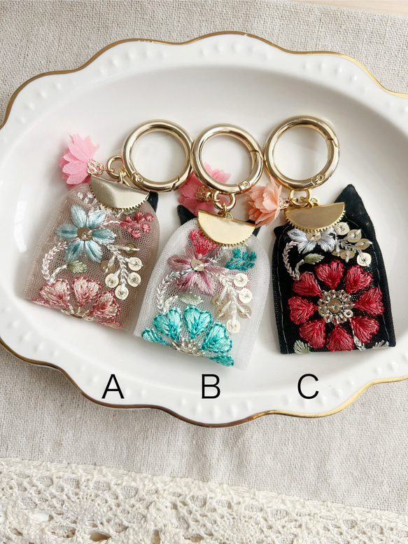 人気♡お花のインド刺繍リボンと猫さん刺繍のキーリング 4枚目の画像