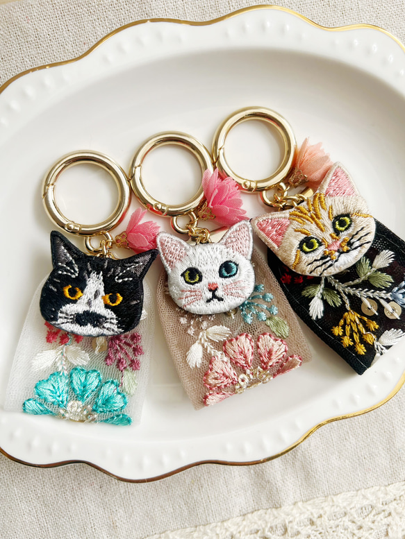 人気♡お花のインド刺繍リボンと猫さん刺繍のキーリング 1枚目の画像
