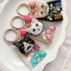 人気♡お花のインド刺繍リボンと猫さん刺繍のキーリング 2枚目の画像