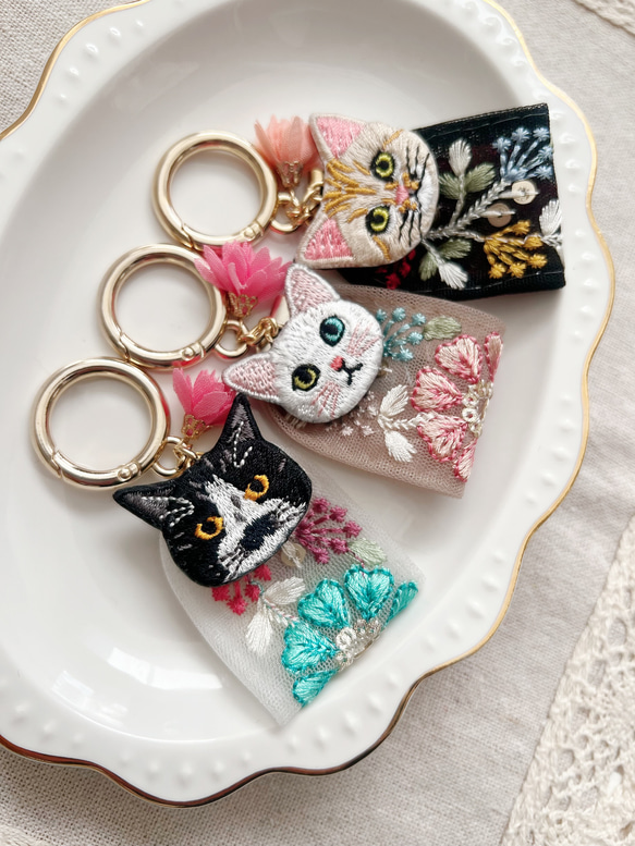 人気♡お花のインド刺繍リボンと猫さん刺繍のキーリング 2枚目の画像