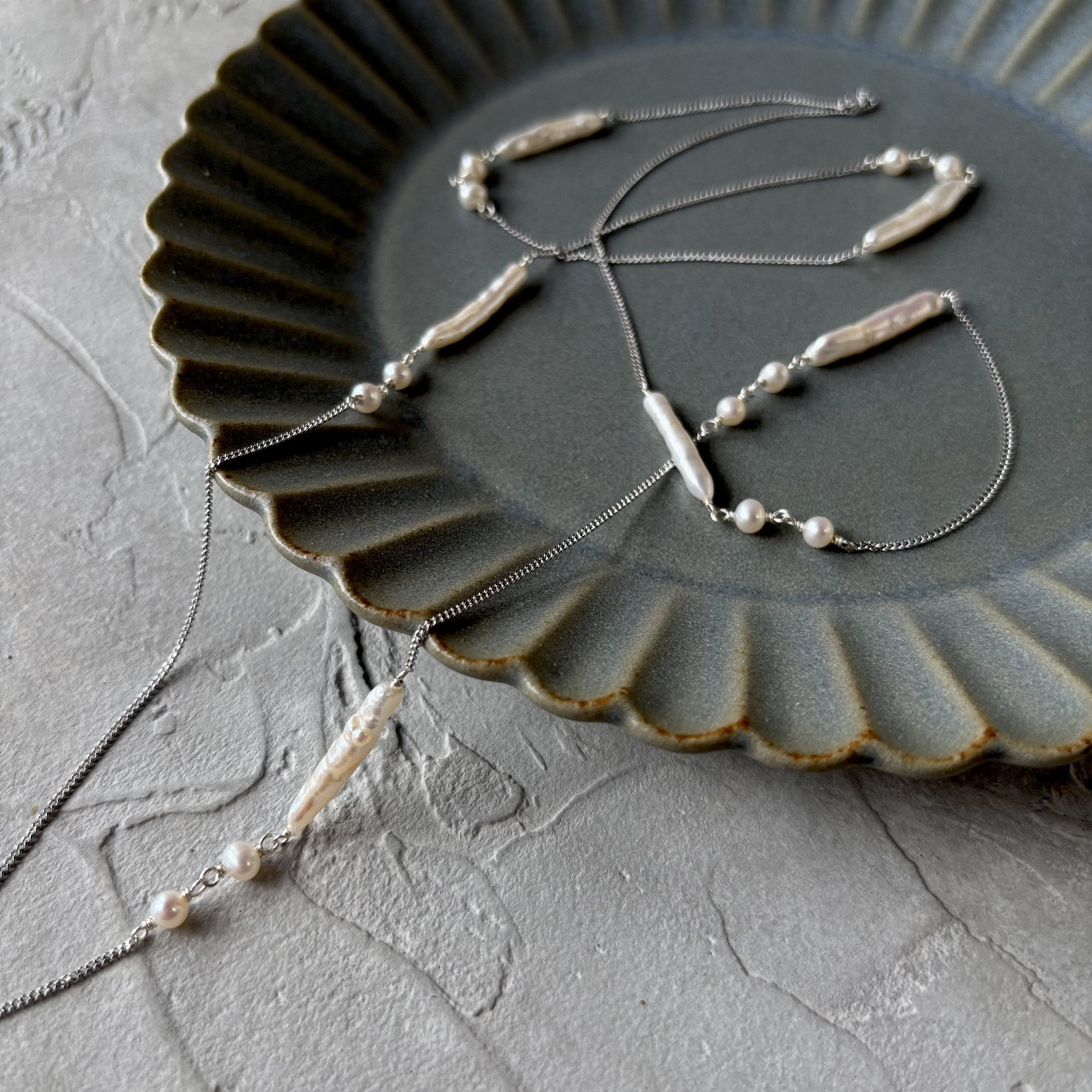 スティックパールの華奢ロングネックレス