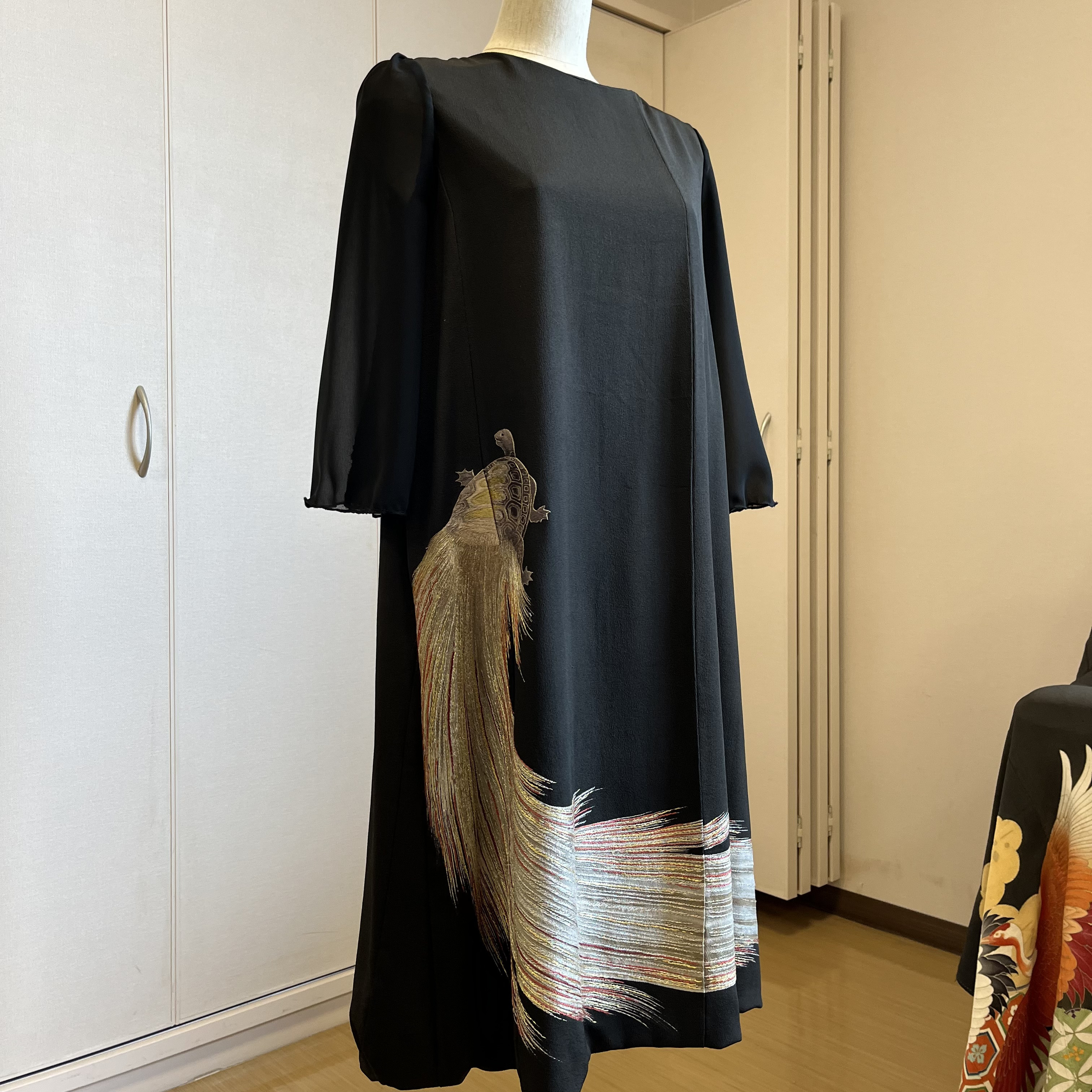 着物リメイク　豪華亀刺繍　生地絹100%裏地付　　袖黒シフォン生地