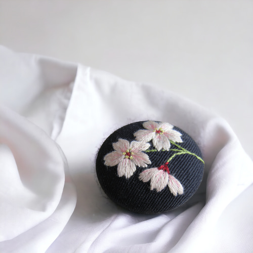 桜枝 刺繍ブローチ ブローチ 霜月屋 通販 18898794｜Creema(クリーマ