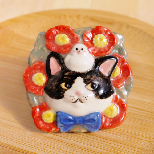 陶器]猫と文鳥と椿のブローチ[猫の日] ブローチ chopiandchoco 通販