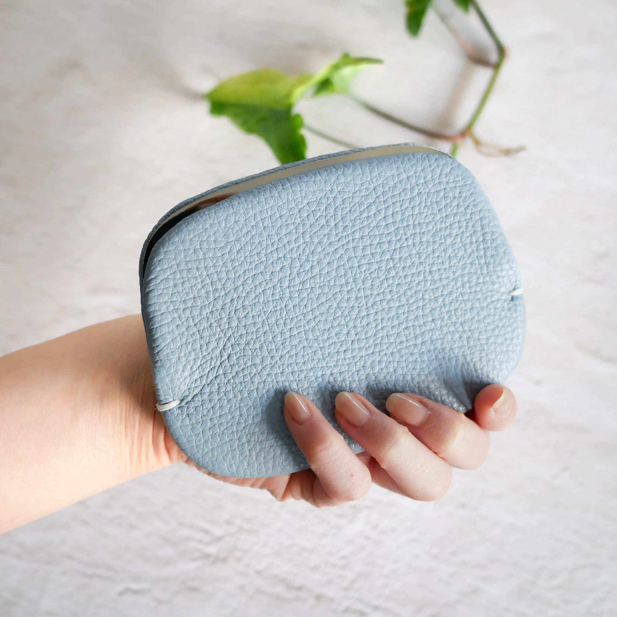 薄さが嬉しい！ミニマムな「スナップウォレット・M」パウダーブルー