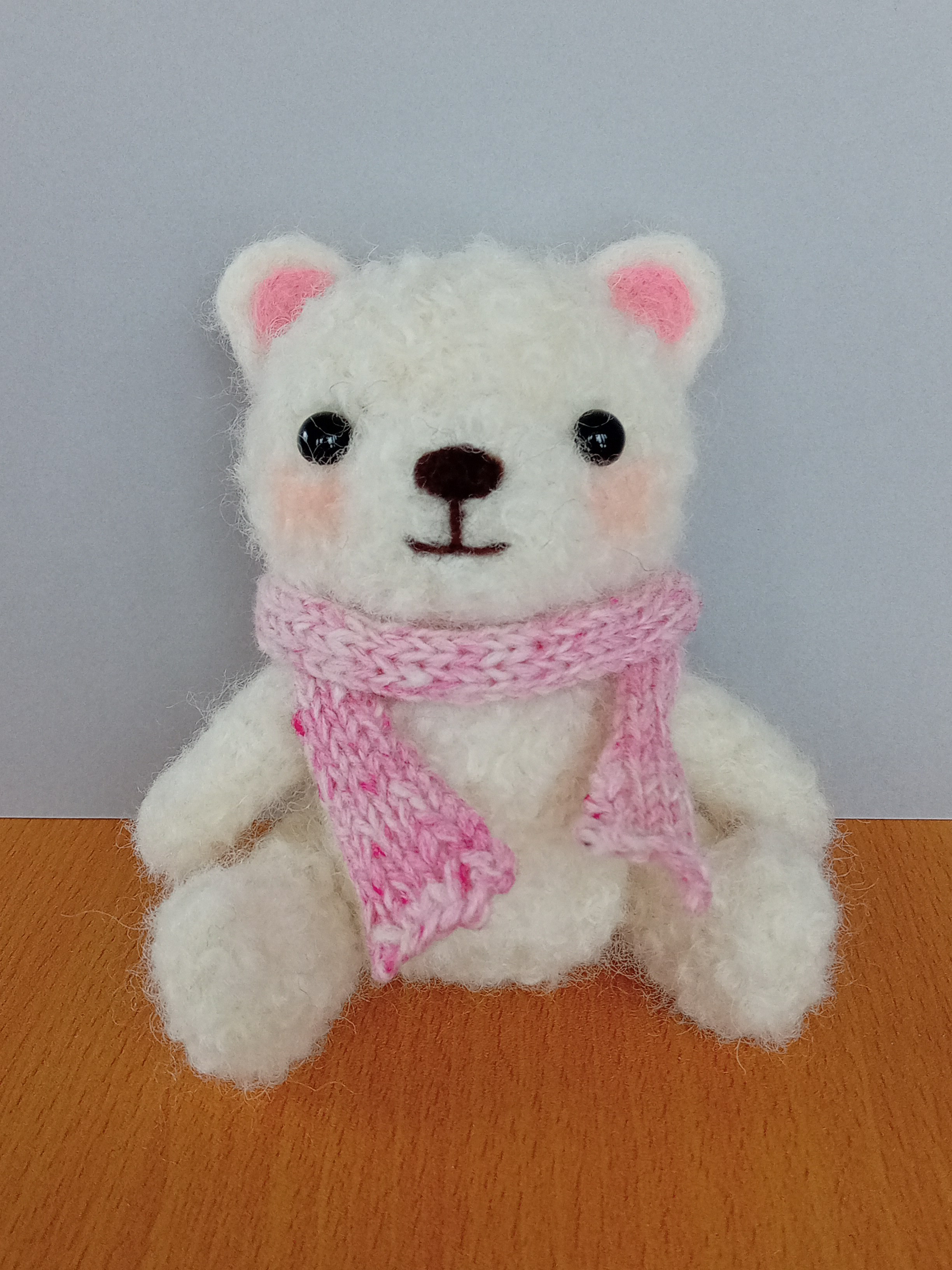 白い巻き毛のテディベア