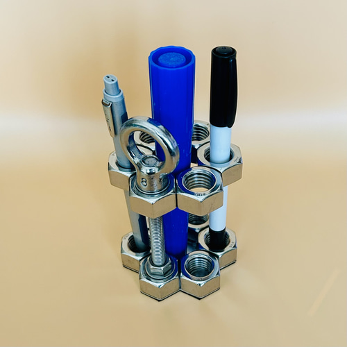 工業的で個性的なペン立て – ステンレス製 M16 & M8ナット＋ボルト仕様