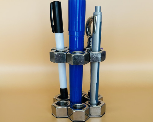 工業的で個性的なペン立て – ステンレス製 M16 & M8ナット＋ボルト仕様