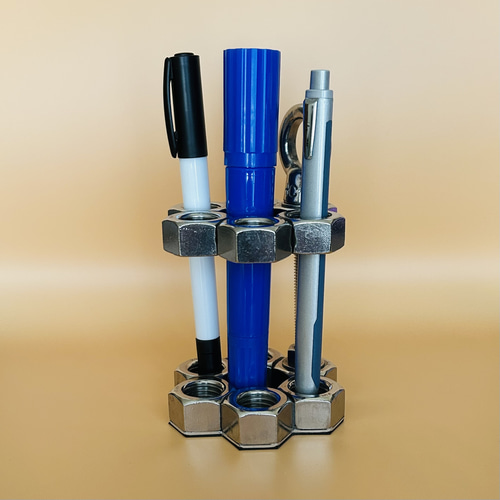 工業的で個性的なペン立て – ステンレス製 M16 & M8ナット＋ボルト仕様