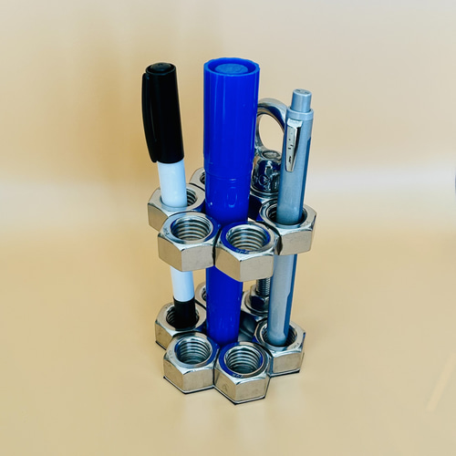 工業的で個性的なペン立て – ステンレス製 M16 & M8ナット＋ボルト仕様