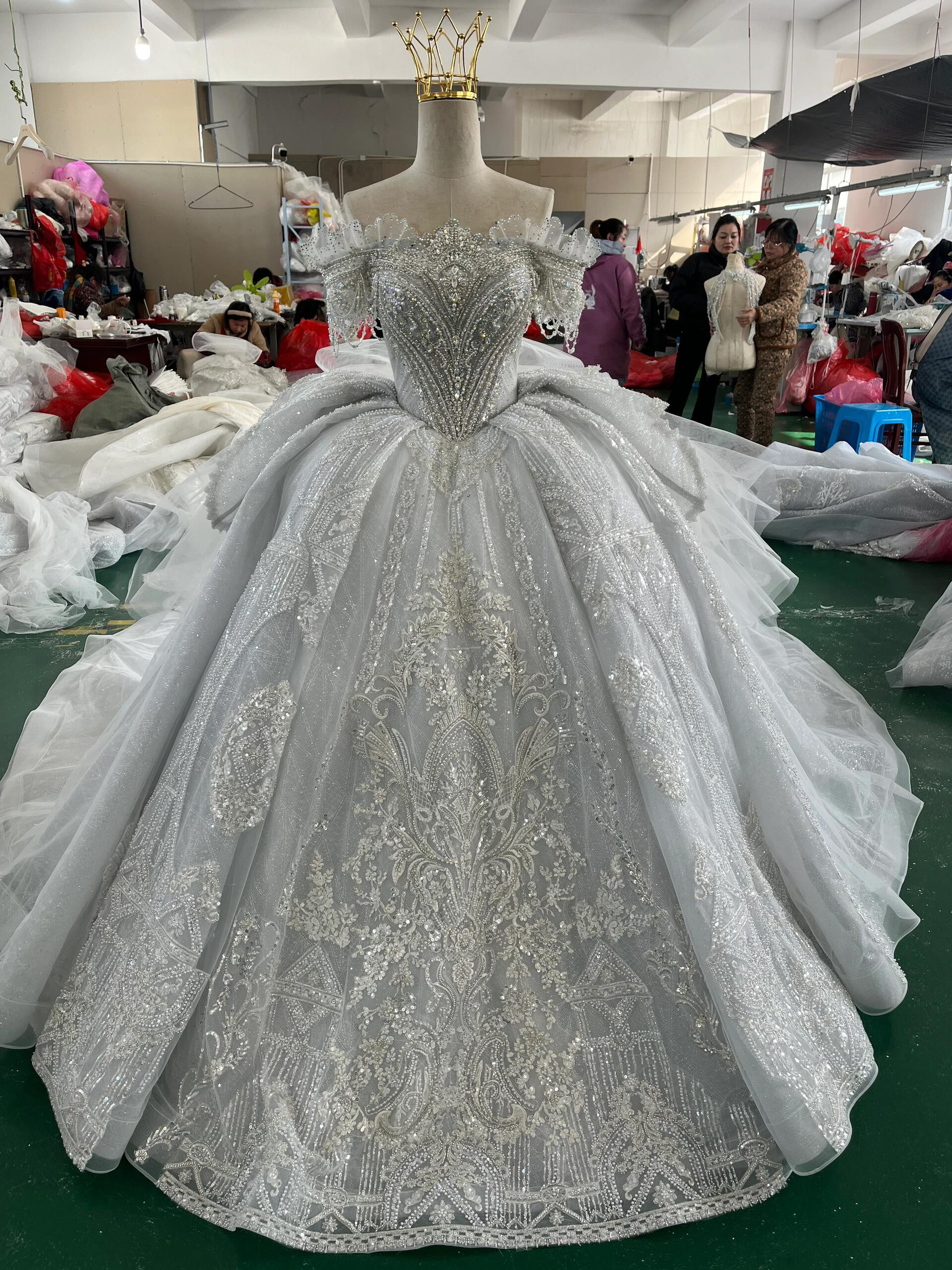 顧客満足度99％以上！オフショルダー　二の腕を隠せる　大人気　編みあげ　贅沢な総レース豪華　ウェディングお呼ばれ前撮り