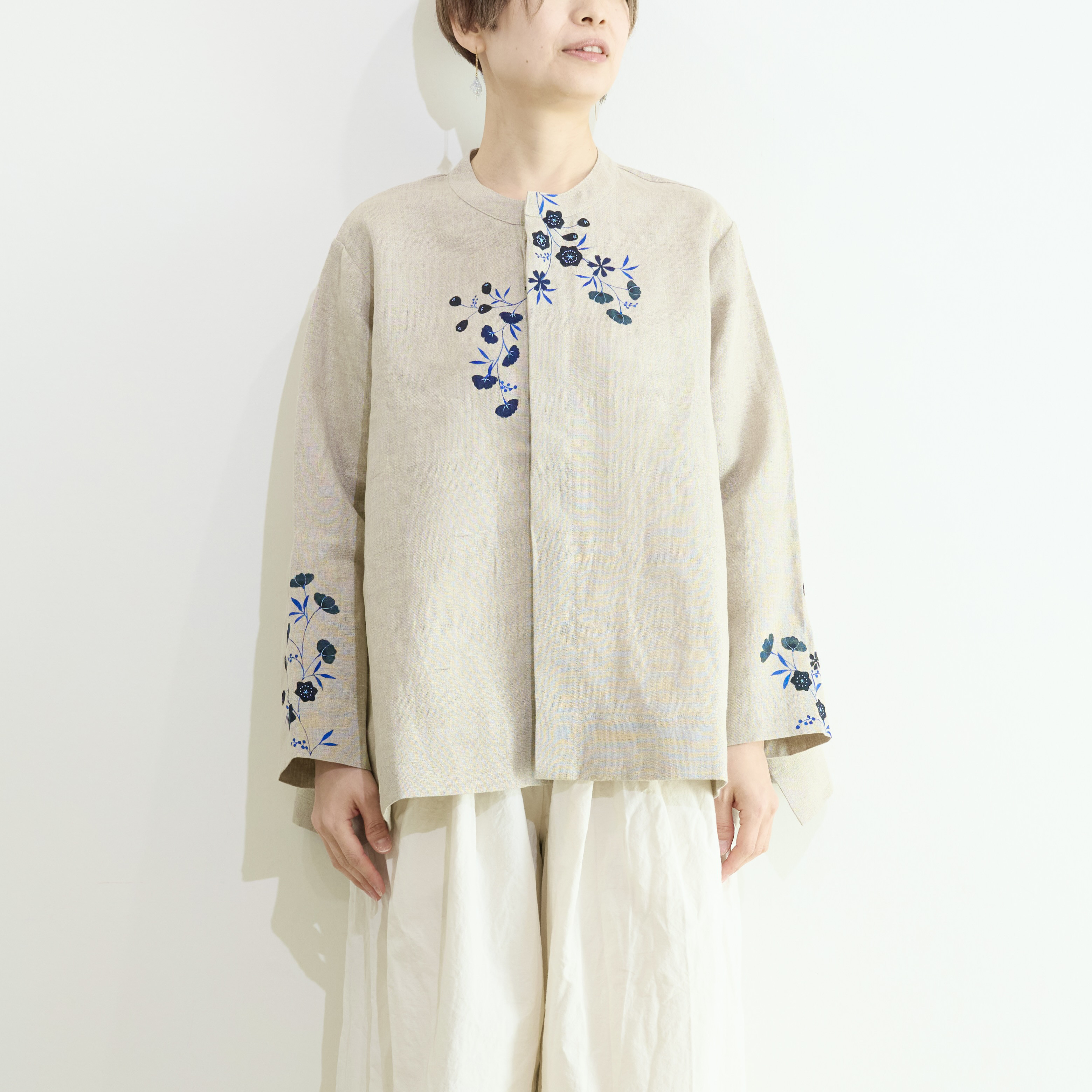 比翼仕立てノーカラーブラウス・リネン【手描きアラベスク】