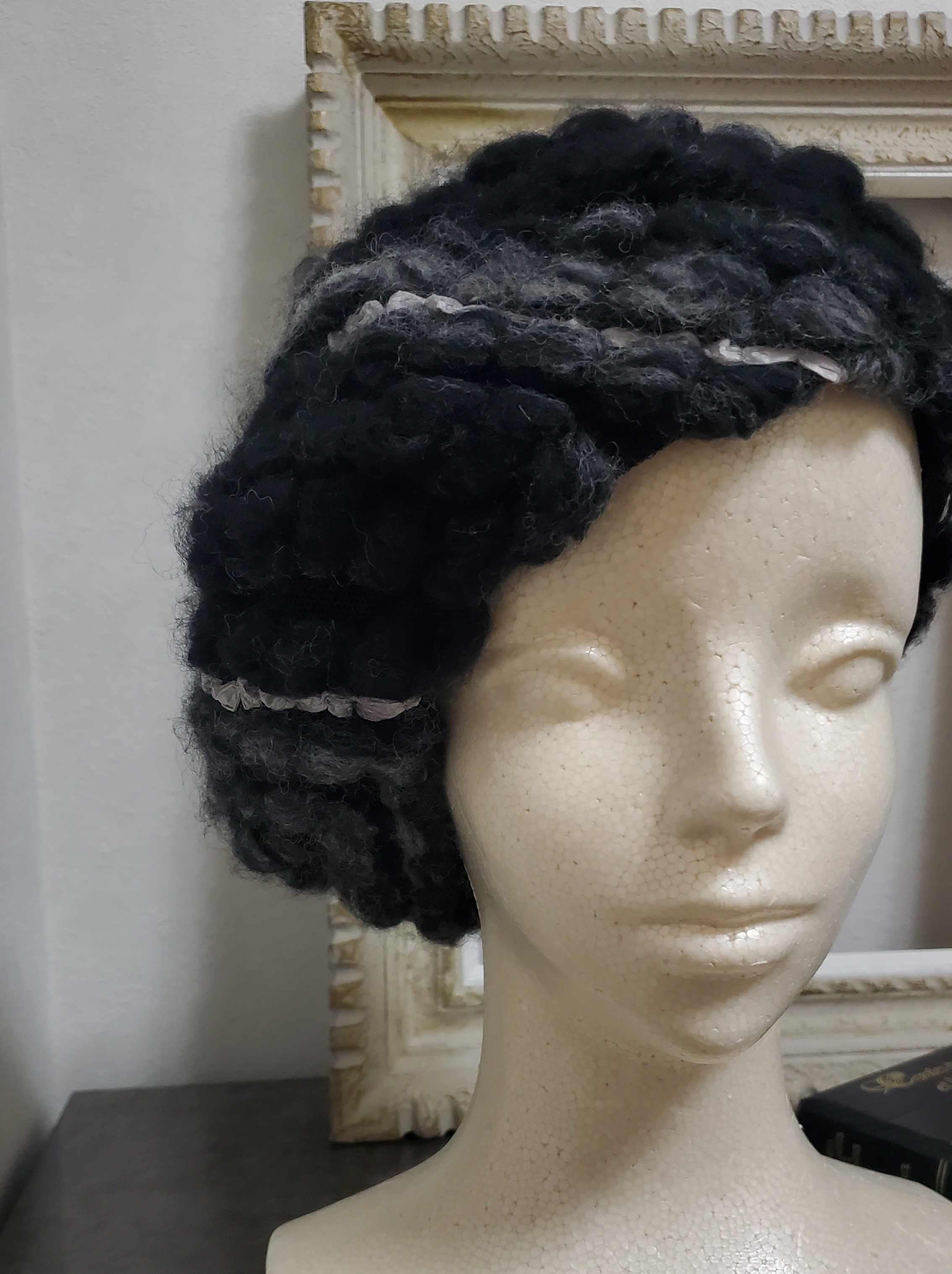 纏う…装いの帽子【極太毛糸の暖かベレー】モノトーンのもこもこ極太毛糸の個性的なベレー。サイズ調整可能