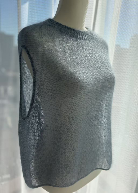 手編みノースリーブベスト　輸入毛糸使用 1枚目の画像