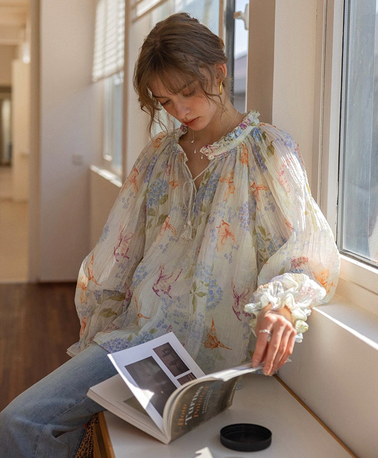 華やかフラワー　フリルとギャザー　ふんわりシルエット　長袖ブラウス【春秋夏】
