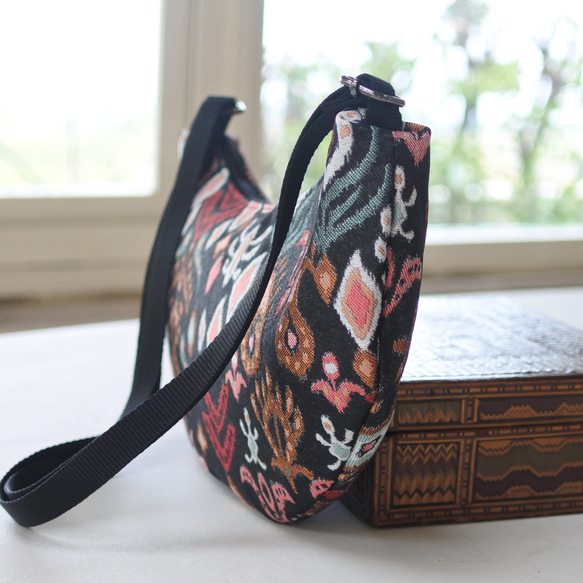 ★スペインジャガード生地の半月ボディバッグ(黒柄) 5枚目の画像