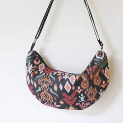 ★スペインジャガード生地の半月ボディバッグ(黒柄) 3枚目の画像