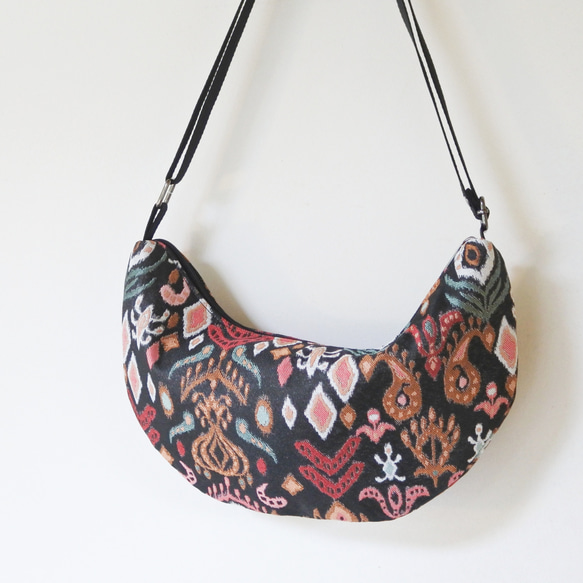 ★スペインジャガード生地の半月ボディバッグ(黒柄) 3枚目の画像