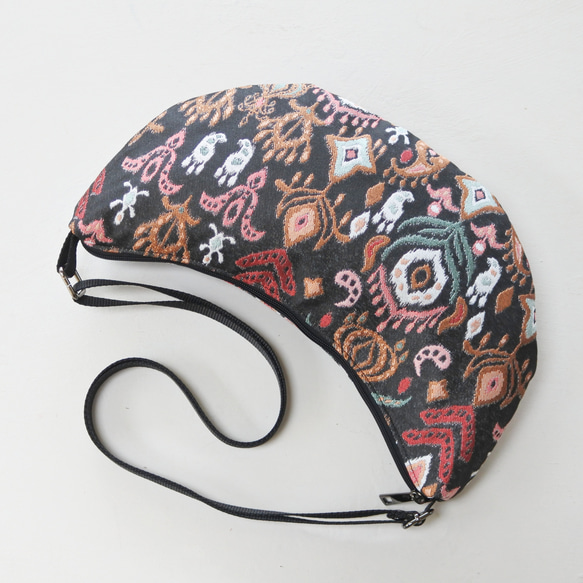 ★スペインジャガード生地の半月ボディバッグ(黒柄) 1枚目の画像