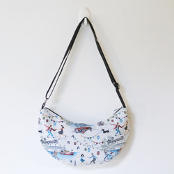 フランスジャガード生地の半月ボディバッグ(白パリ)　カジュアル　大人ボディバッグ 2枚目の画像