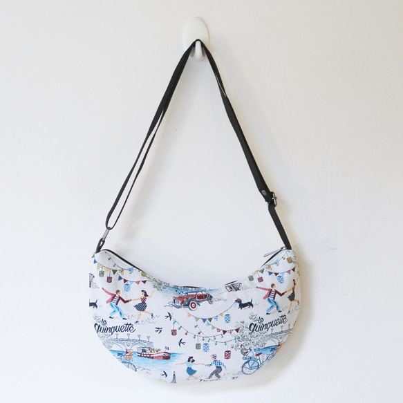 フランスジャガード生地の半月ボディバッグ(白パリ)　カジュアル　大人ボディバッグ 2枚目の画像