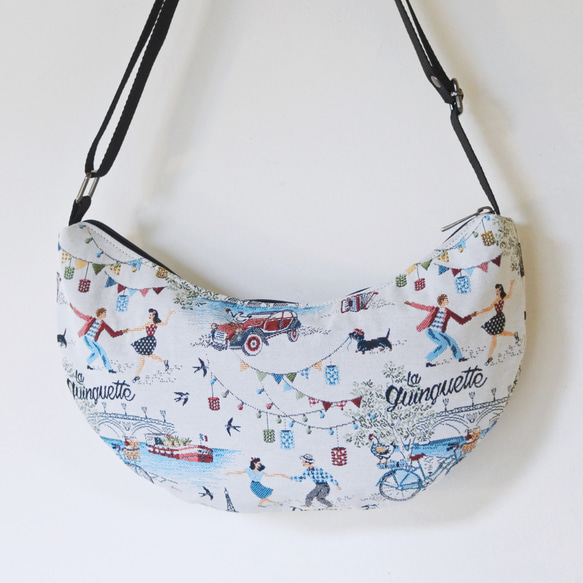 フランスジャガード生地の半月ボディバッグ(白パリ)　カジュアル　大人ボディバッグ 3枚目の画像