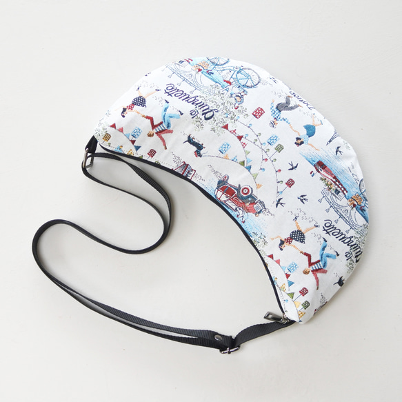 フランスジャガード生地の半月ボディバッグ(白パリ)　カジュアル　大人ボディバッグ 1枚目の画像