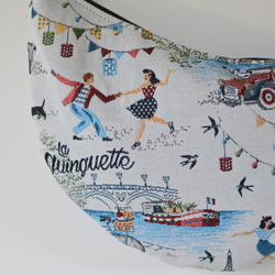 フランスジャガード生地の半月ボディバッグ(白パリ)　カジュアル　大人ボディバッグ 4枚目の画像