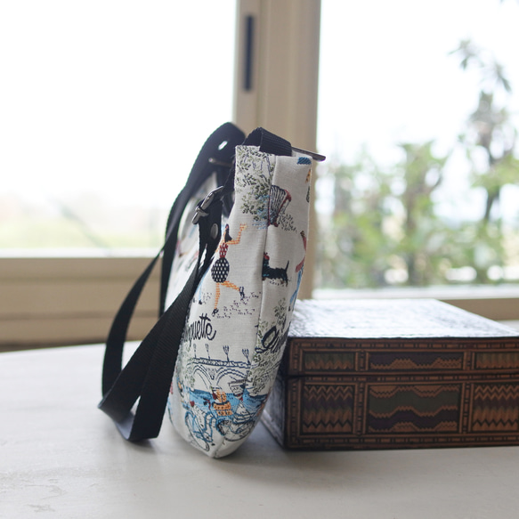 フランスジャガード生地の半月ボディバッグ(白パリ)　カジュアル　大人ボディバッグ 6枚目の画像