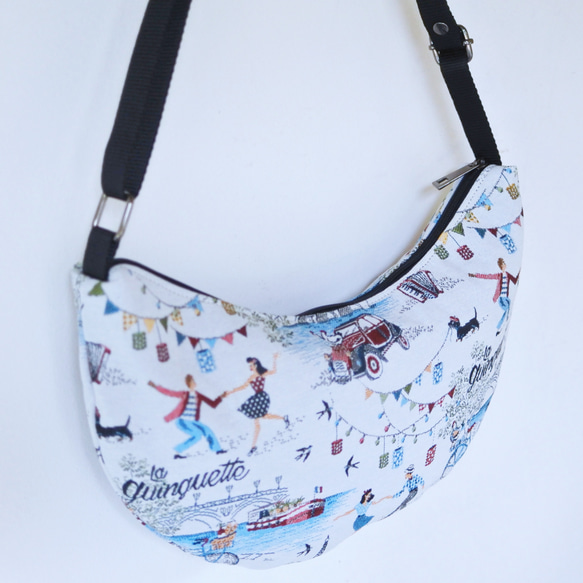 フランスジャガード生地の半月ボディバッグ(白パリ)　カジュアル　大人ボディバッグ 5枚目の画像