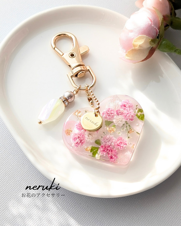 お花畑の花束ヘアゴム ハンドメイド レジン ホワイト ピンク ブーケ ハート 白 キーホルダー】ハート型 お花のキーホルダー ピンク レジン