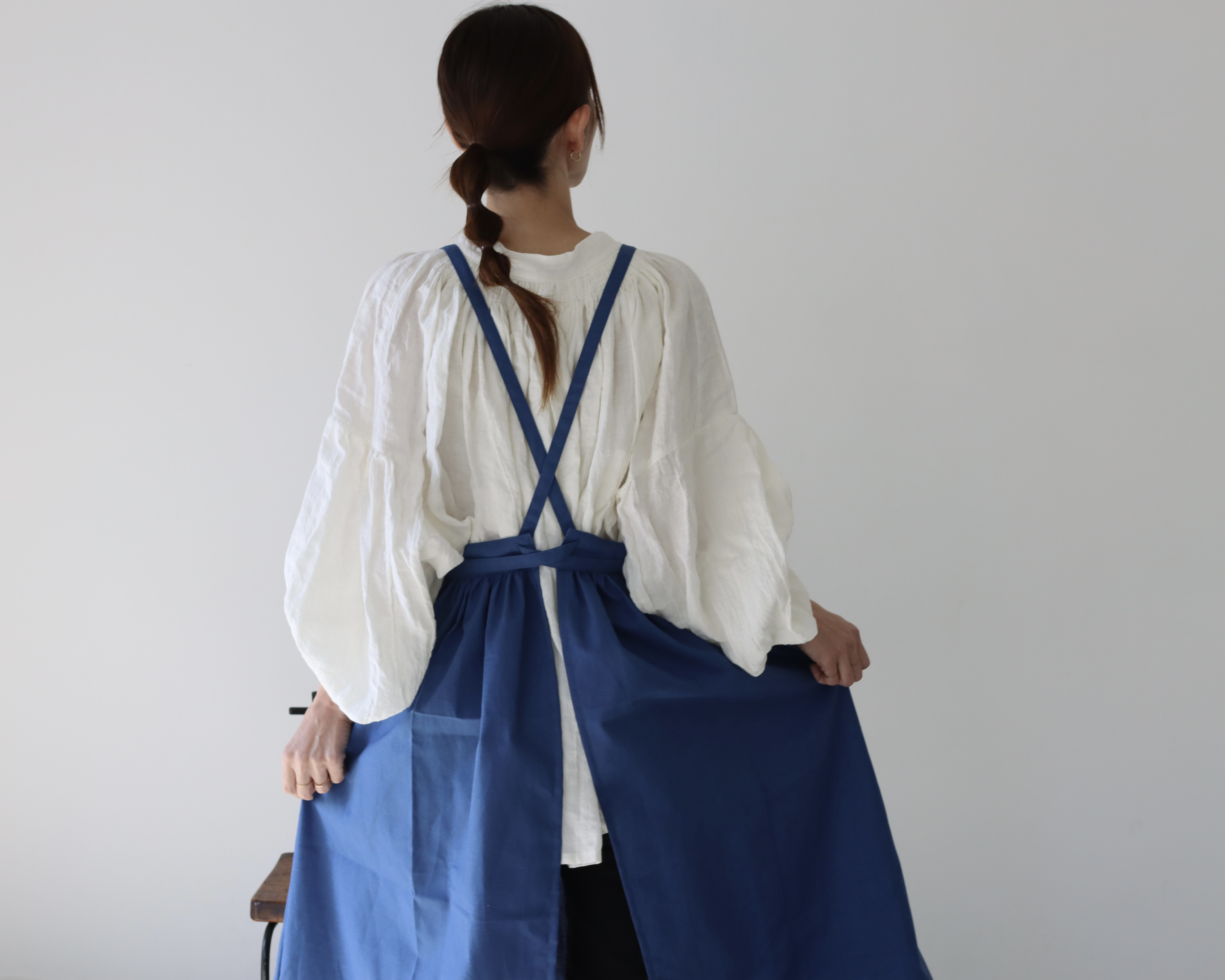 そのままお出かけリネンギャザーエプロン／おうち時間もお洒落に過ごすコットンリネンエプロン／コバルトブルー