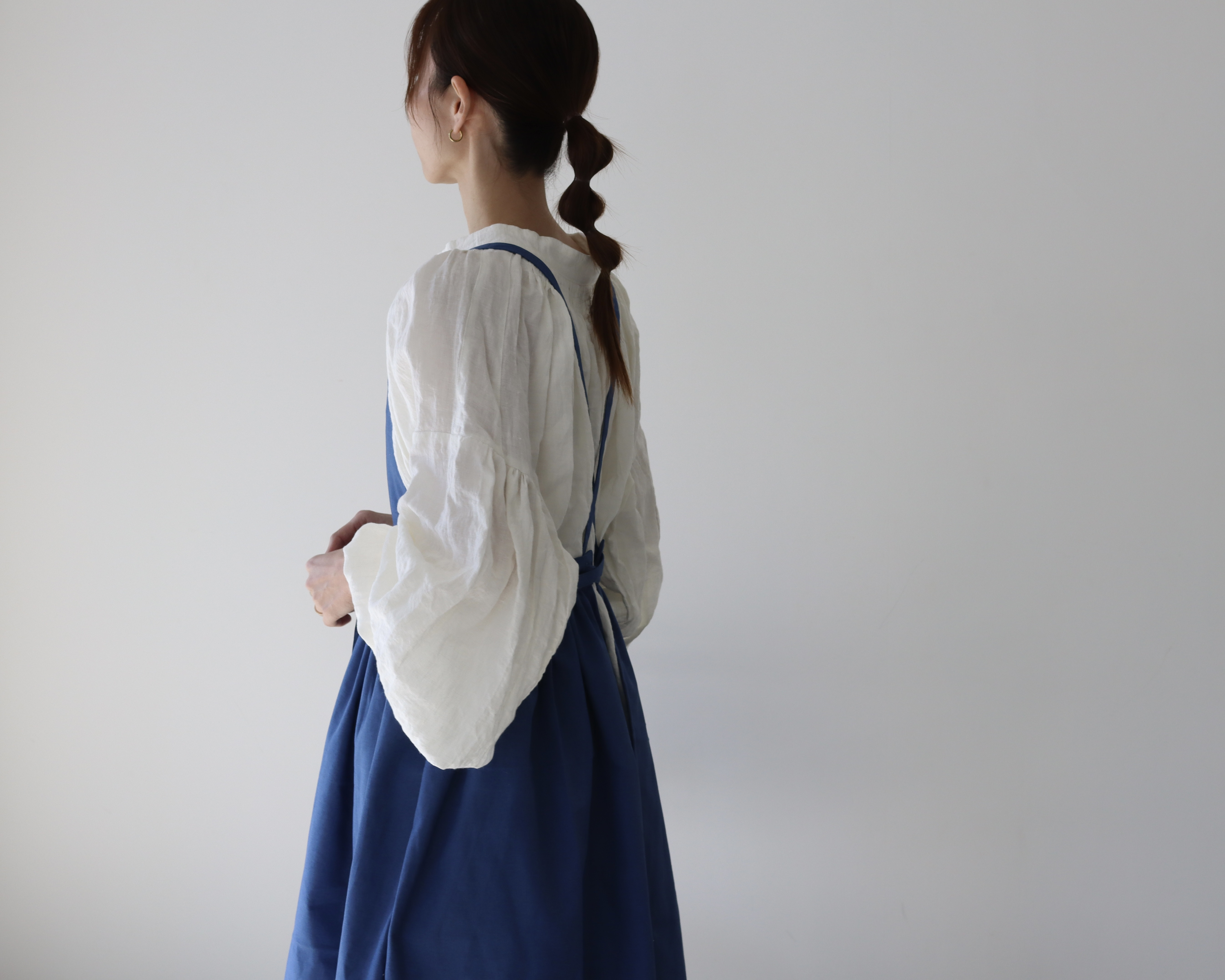 そのままお出かけリネンギャザーエプロン／おうち時間もお洒落に過ごすコットンリネンエプロン／コバルトブルー
