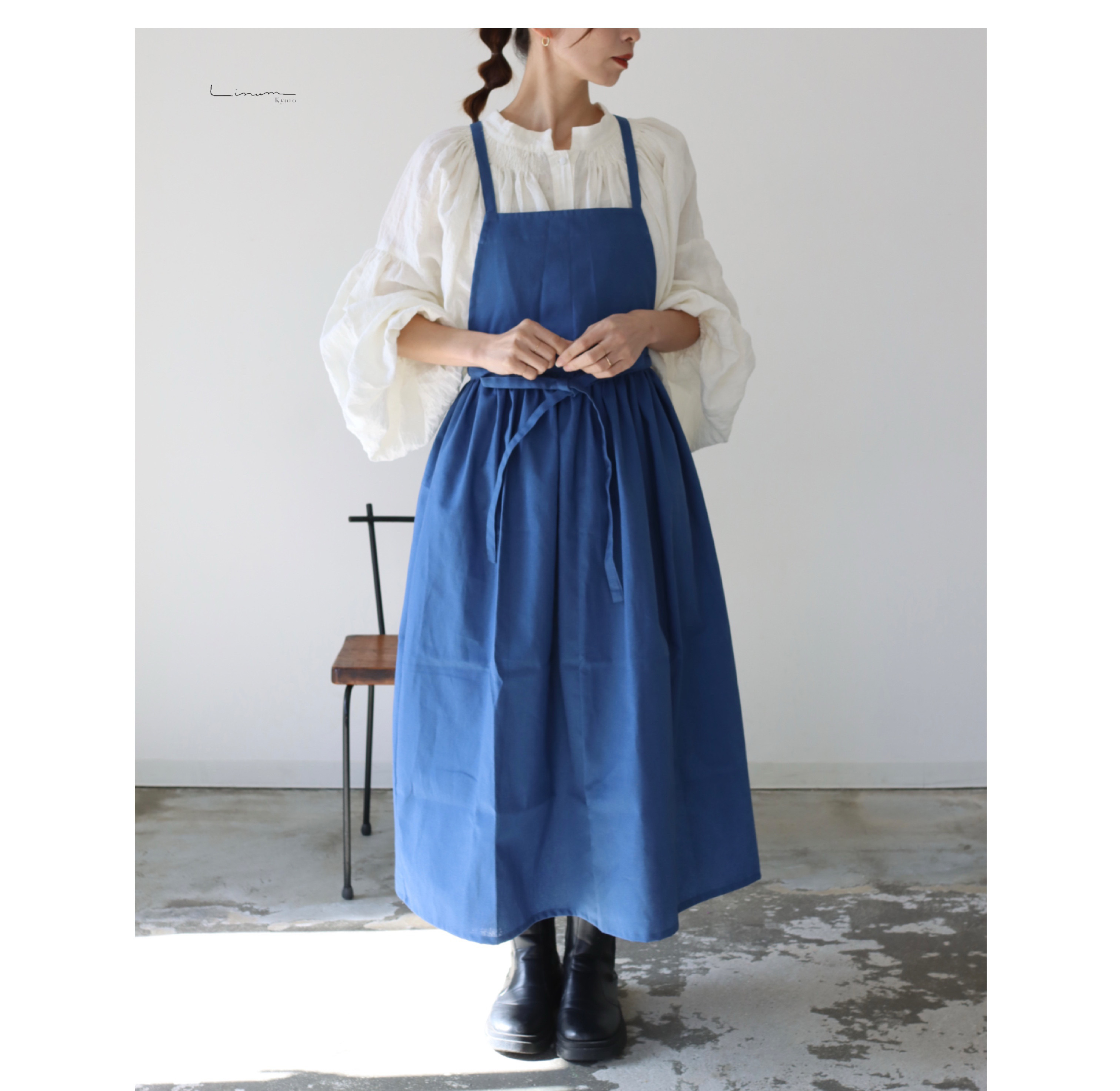 そのままお出かけリネンギャザーエプロン／おうち時間もお洒落に過ごすコットンリネンエプロン／コバルトブルー