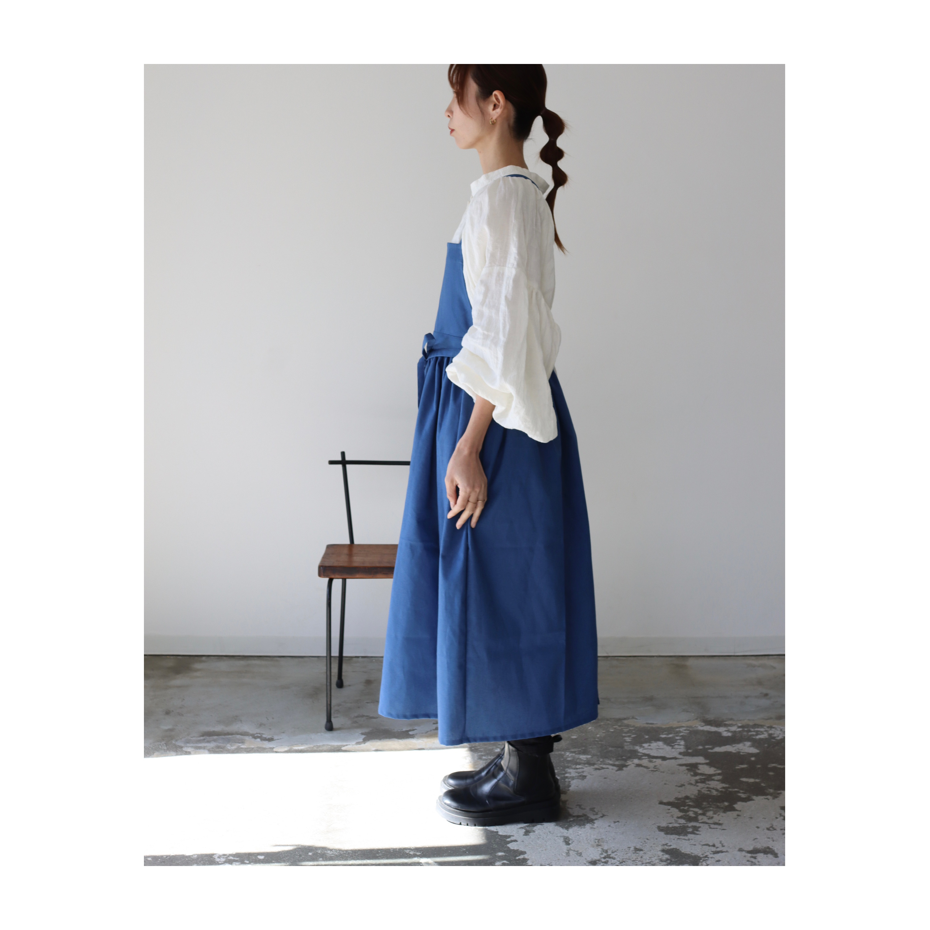 そのままお出かけリネンギャザーエプロン／おうち時間もお洒落に過ごすコットンリネンエプロン／コバルトブルー