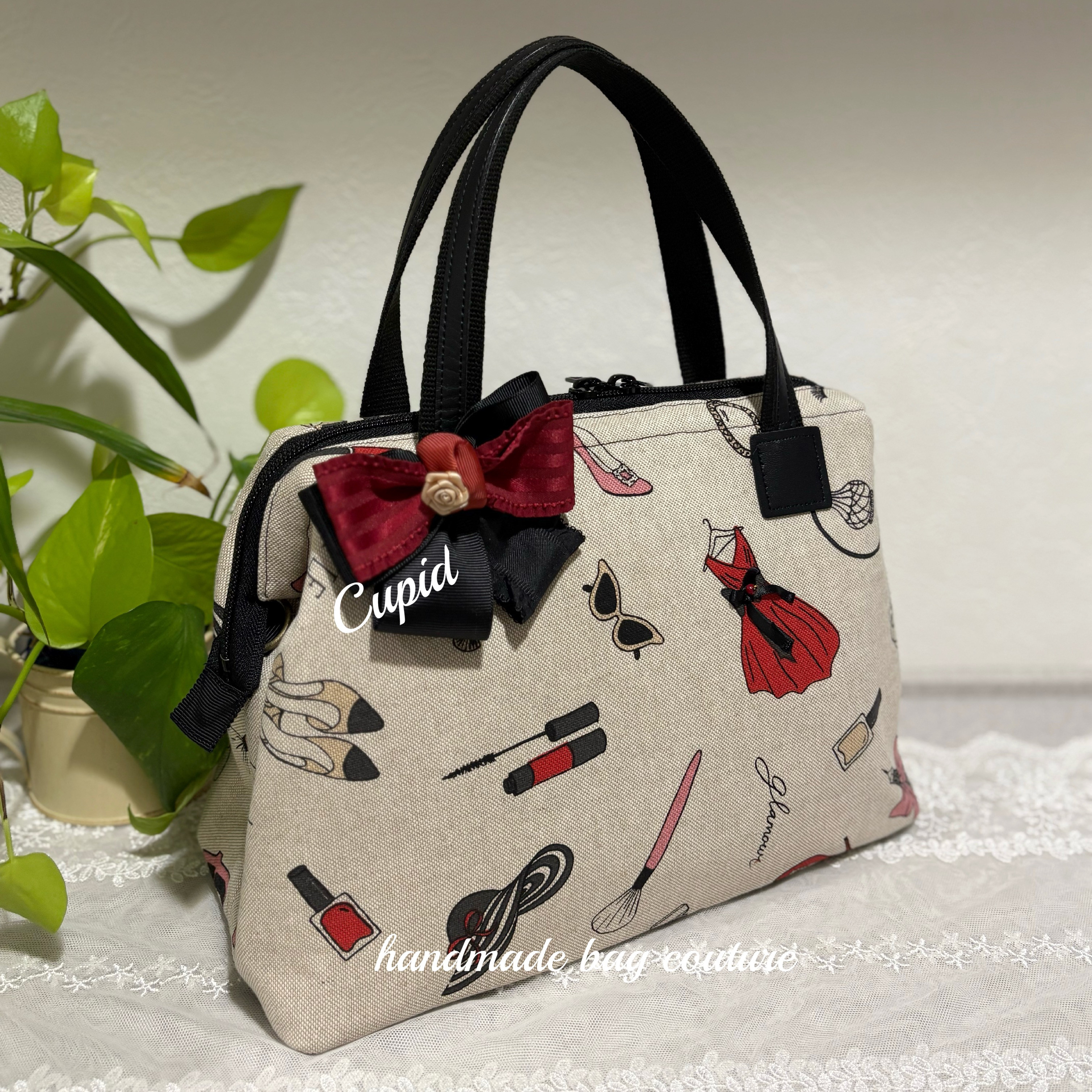 オランダ輸入　オックス地お洒落なパリ柄（エッフェル塔）のカパっと開閉軽量2wayボストンバッグ（リボンコサージュ付）