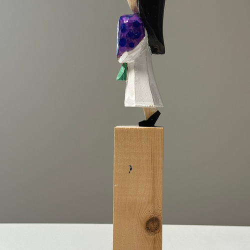 花を抱く少女（紫） 創作木彫り 彫刻装飾・コレクション・ギフト 彫刻