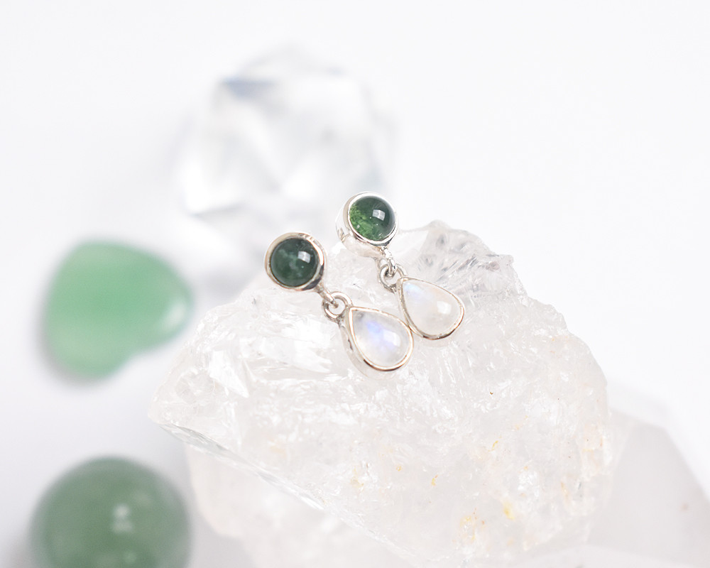 モスアゲートとレインボームーンストーンのシルバースタッドピアス　シルバー925　天然石ピアス