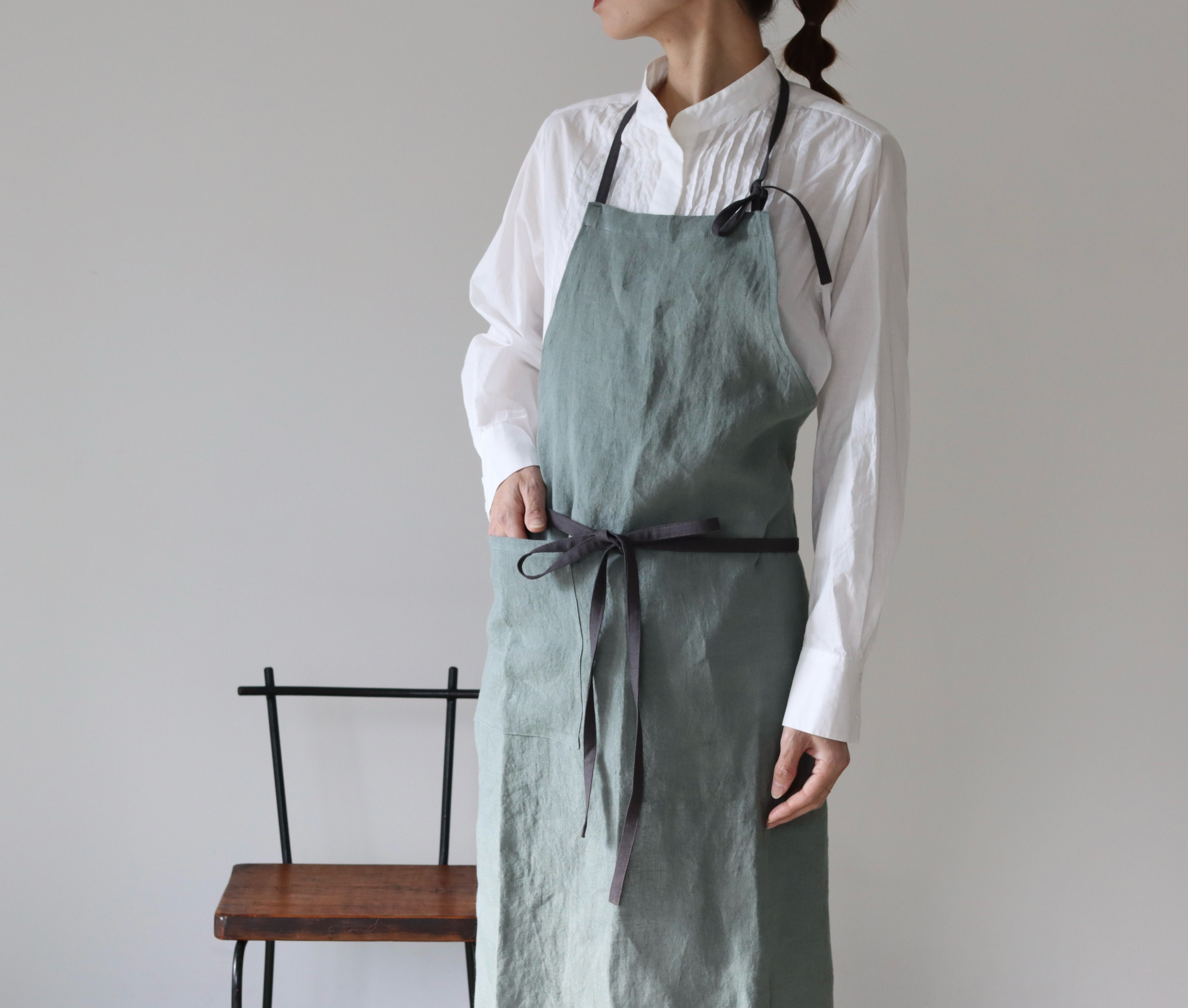 洗い込まれてふっくら肌触りのベルギーリネン×コットンリネンのシンプルなエプロン／オリーブグレー×チャコール