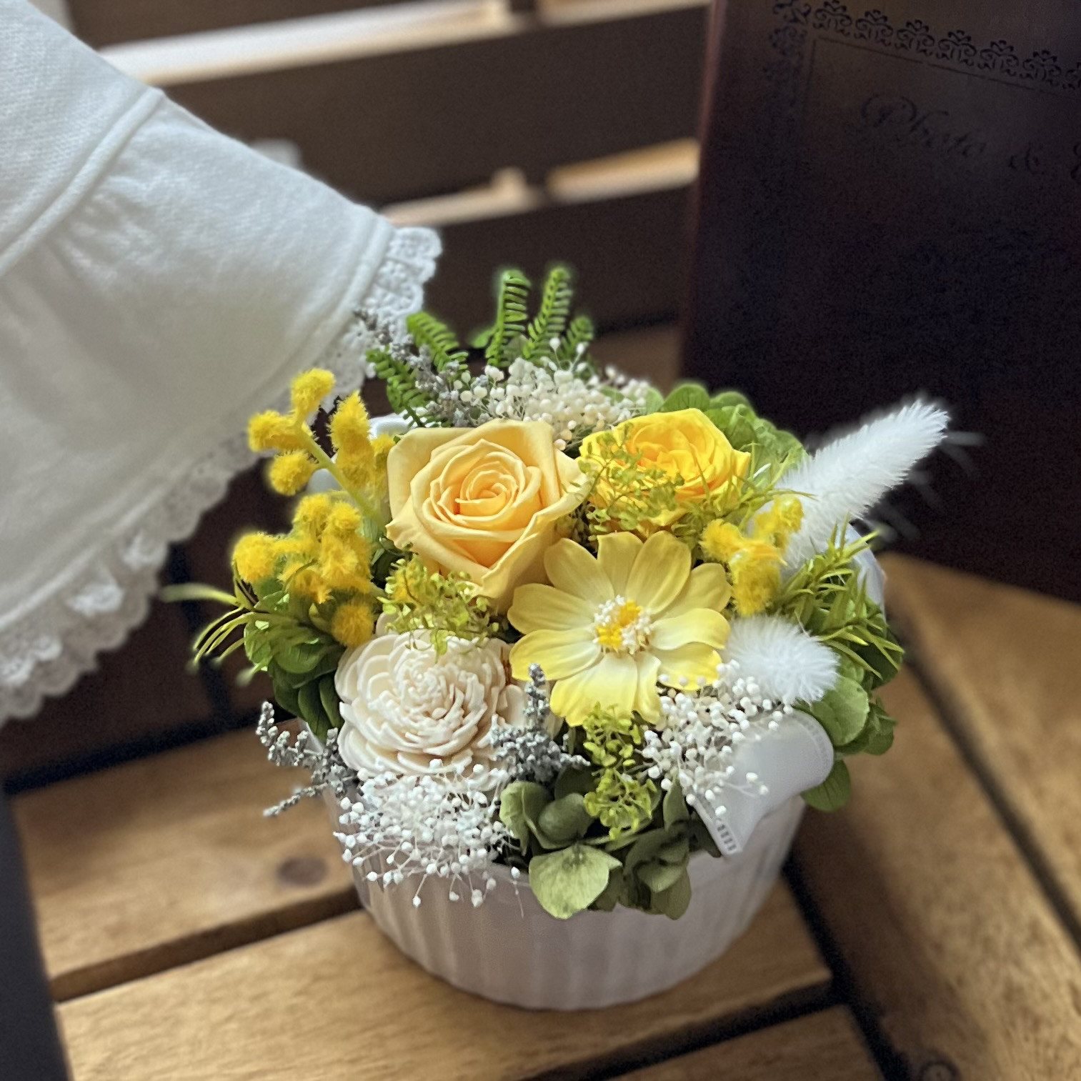幸せのイエロー　ミモザのアレンジメント　春色の贈り物　花と生活ivory
