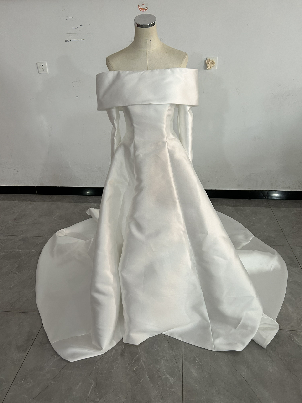 ウエディングドレス オフショルダー 長袖 ファスナー ロングトレーン エレガント 結婚式