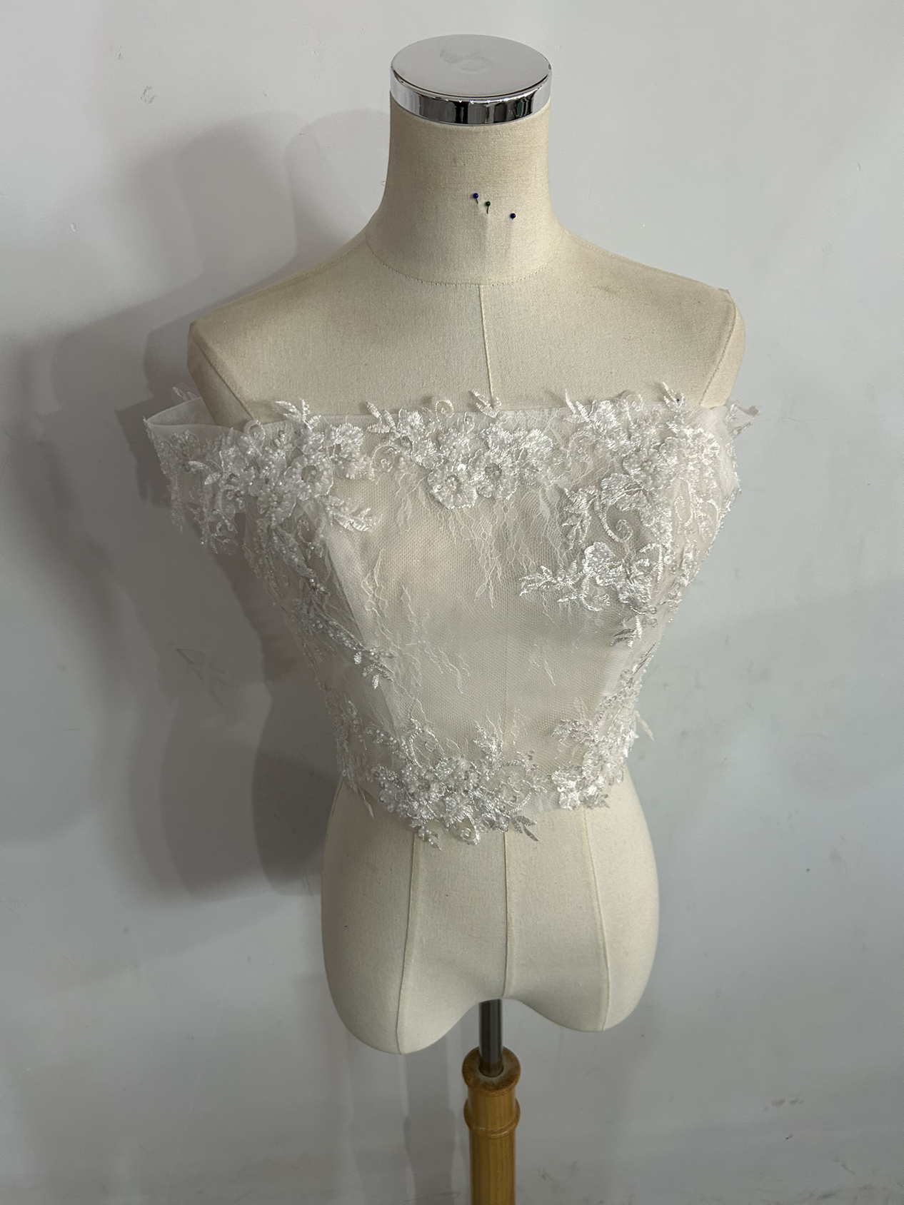 ボレロ 可憐な花刺繍のトップス オフショルダー キラキラスパンコール くるみボタン 結婚式 9,079円