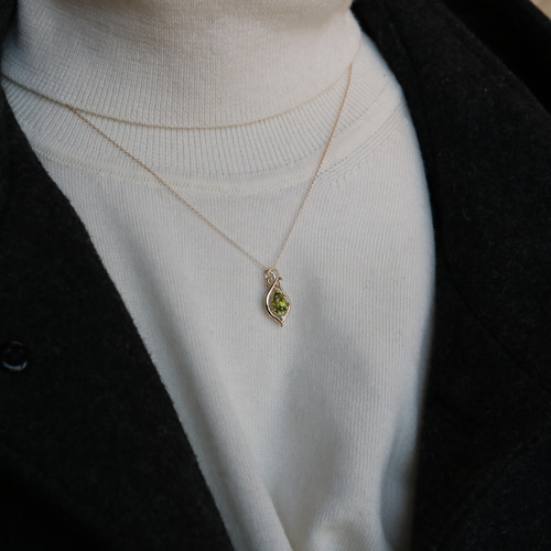スフェーンクッションカット18KYGペンダントトップ スフェーン