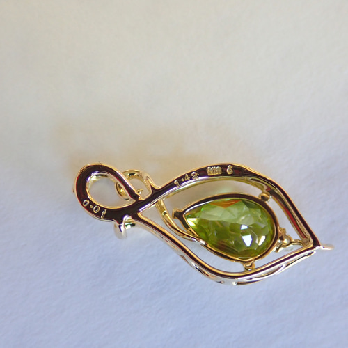 スフェーンクッションカット18KYGペンダントトップ スフェーン