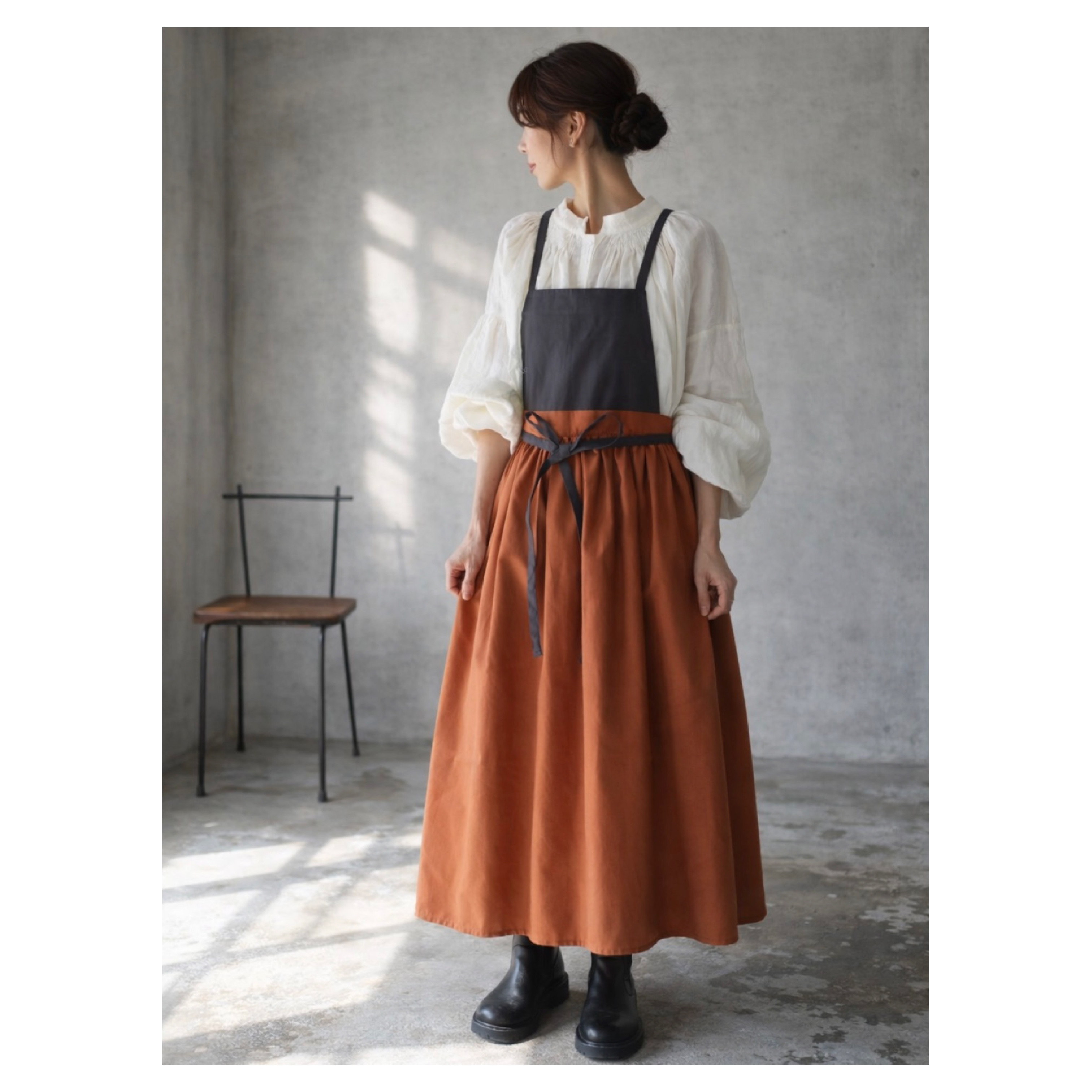 【リネンエプロン】周りと差のつく！そのままお出かけバイカラーコットンリネンギャザーエプロン／チャコール×テラコッタ 6,952円