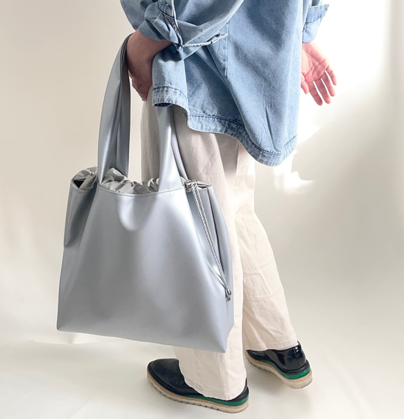 シルバーエコレザー　トートバッグ　L 2枚目の画像