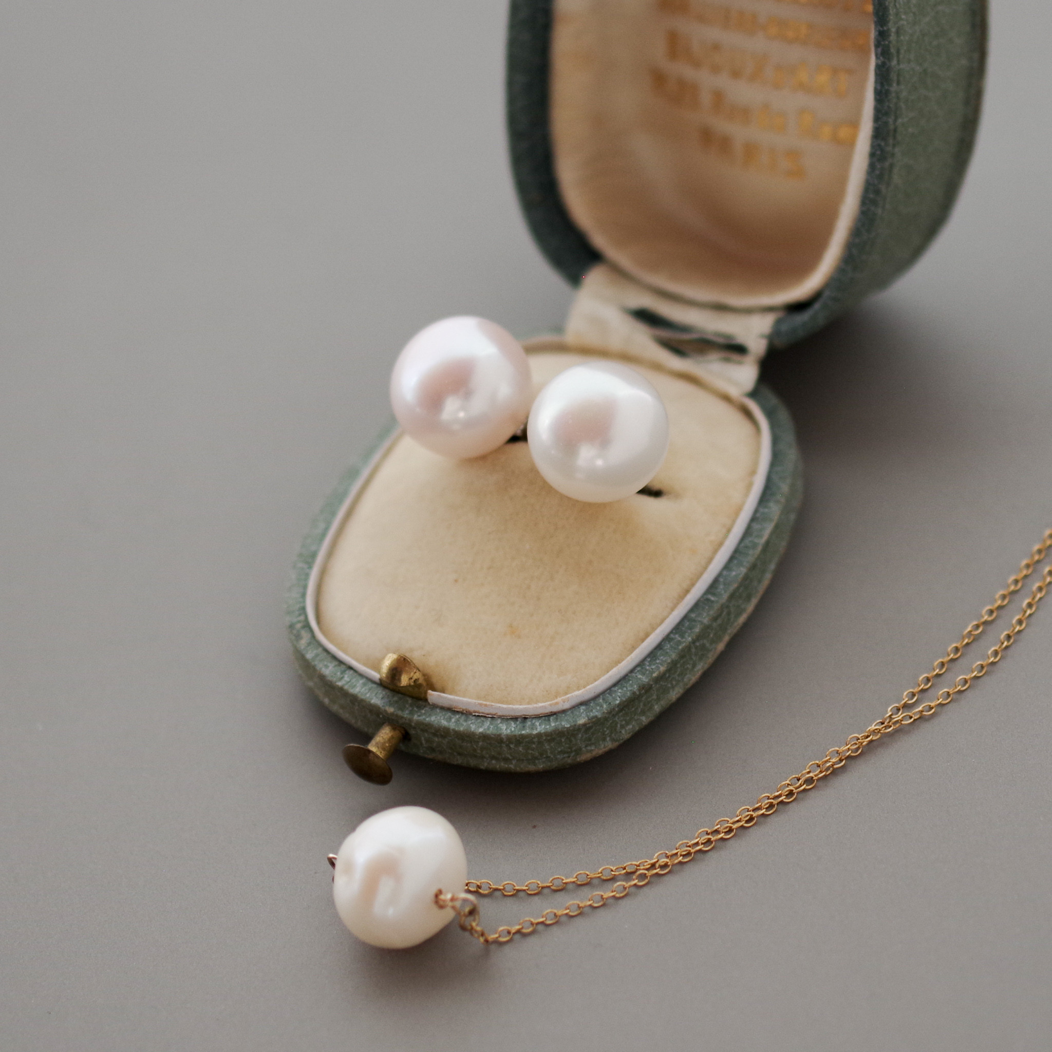 【フォーマルにもデイリーにも活躍！】大粒淡水パール耳飾りと14kgfチェーンネックレスのセット